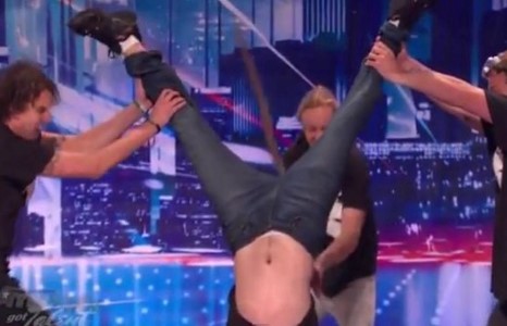 Эрчүүд ингэж тоглож болохгүй шүү.