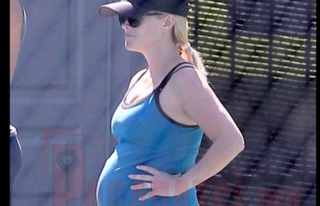 Рийс хүүхдээ турааж байна 