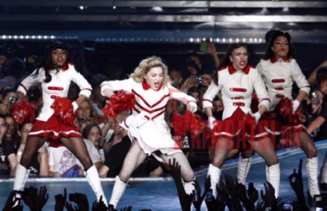 Мадонна фенүүдынхээ өмнө задгаа авлаа даа