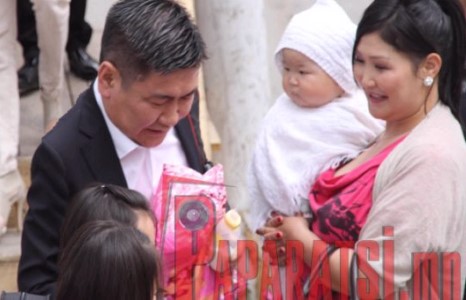 Жүжигчин Бооёо хүүхдүүдээ баярлуулахаар