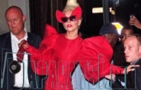 Lady Gaga “гаагаагүй” гарч ирлээ