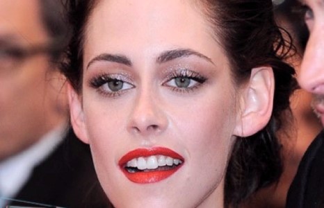 Кристен Стюарт хөхөө ил гаргажээ