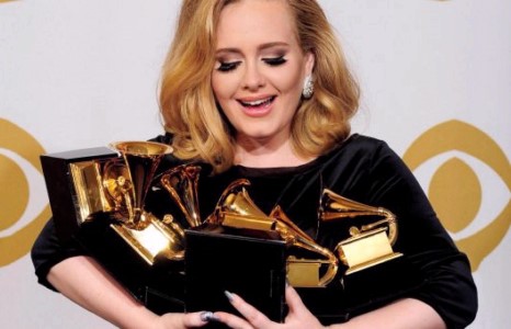 Адель хөл хүнд болжээ