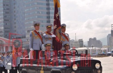 Төрийн далбаанд хүндэтгэл үзүүлж, сүрт жагсаал хийлээ