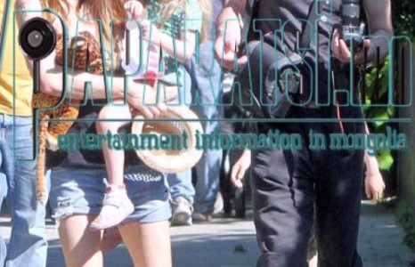 Мел Си бойфрендээсээ салжээ