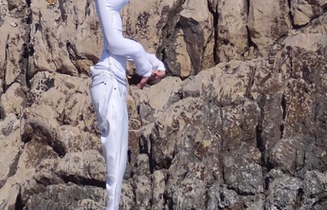 Мадонна усны хувцас өмсөөд, олны дунд харагдахаас ичиж байна