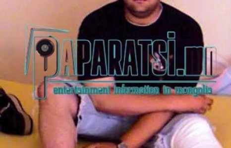 Энэ залуу нэг гарнаасаа “залхжээ”