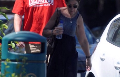 Хью Лоригийн гэргий амарч байхдаа Папарацци нарын дуранд өртжээ