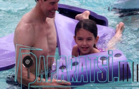 Том Круз охиныхоо хамт бассейнд...