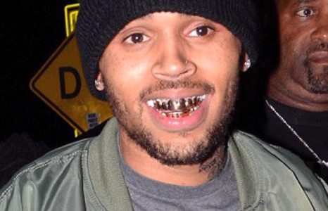 Крис Браун алтан шүтээрээ охидыг татав 