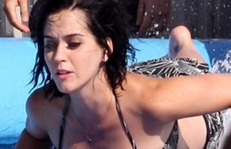 Кет Перри бассейн дотор дотоожоо алдчихжээ