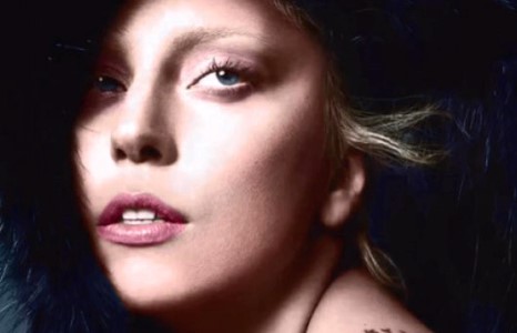  Леди Гагаг бүрх малгай нь л халхалжээ