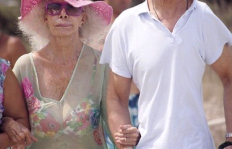 86 настай гүнж Альба наран шарлагын газарт усны хувцастай амарчээ