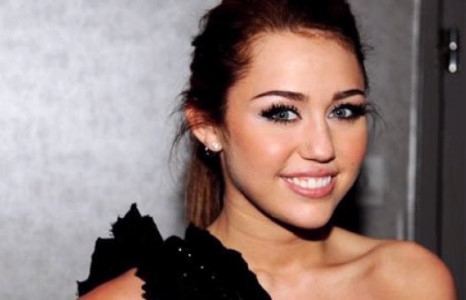 Майли Сайрус үсээ тайруулжээ