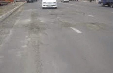 Долоон буудлын замыг хаалаа