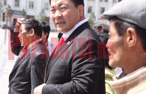 УИХ-ын гишүүн Бат-эрдэнэ аварга “папараци”-д