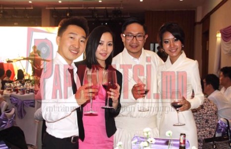  Шинэхэн хосуудын хуримын зочиноор шинэхэн хосууд