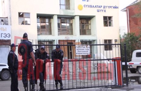 Гэрчүүд мэдүүлэг өгч байна