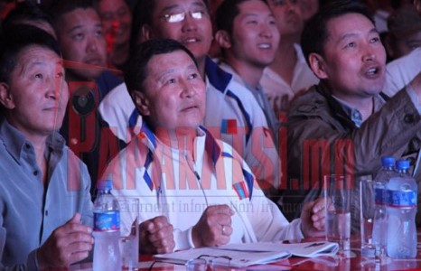 Ерөнхий сайд Алтанхуяг Төгсцогтын улаан “Фанат”