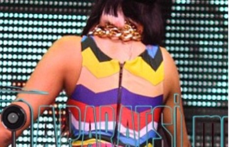 Ники Минаж өгзөгөө гайхууллаа