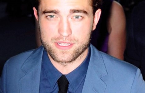 Араараа тавиулсан Р.Паттинсон анх удаа тайлбар хийжээ