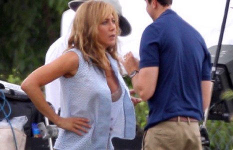 Женнифер Энистон нүцгэн сценийн орлон тоглогч бүсгүй