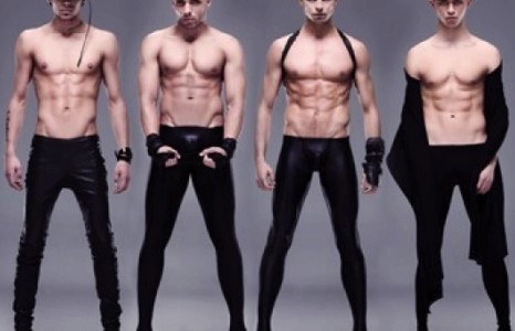 Өсгийтэй гуталтай секси залуус – Казаки