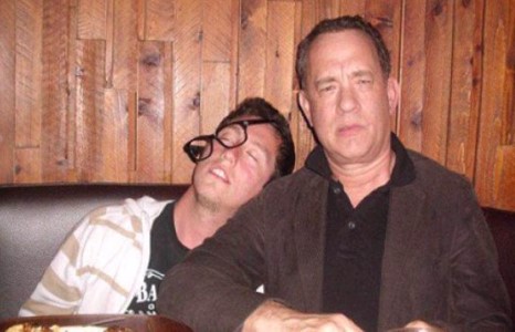 Том Хэнкс шүтэн бишрэгчээ “нам бууджээ”