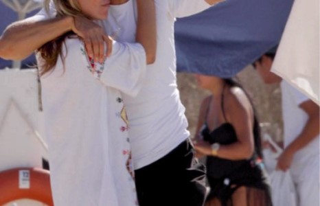 Владислав Доронин Наоми Кемпбеллийг өөр загвар өмсөгчөөр сольжээ