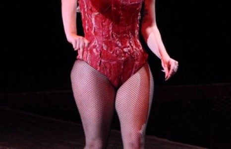 Леди Гага 13 килограммаар бүдүүрч, целлюлиттэй болжээ