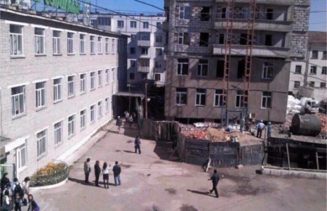 Барилгаас унаж гэмтсэн хоёр ажилчны нэг нь нас барлааа