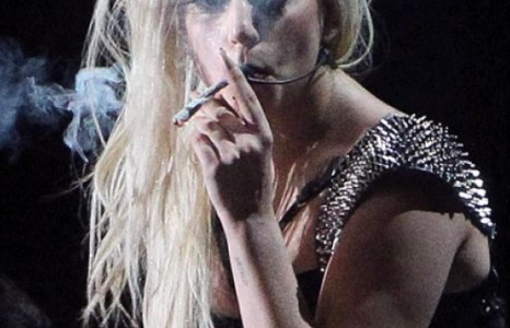 Лэди Гага тайзан дээр “өвс” татжээ