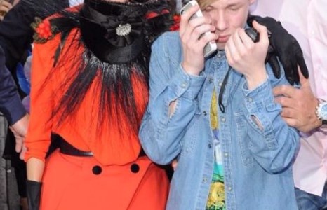 Лэйди Гага өвөрмөц хувцаслалтаараа англи фэнүүддээ бэлэг барив