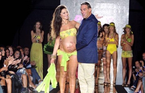 Хөл хүнд Рафилла загварын тайзнаа алхав