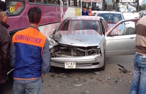 Их дэлгүүрийн урд 6 машиныг хамарсан аваар гарлаа