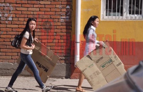 Хөтлөгч Тэнгисийн найз охин кардон цуглуулав