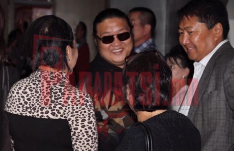 Дуучин Хэрлэнгийн өмдний цахилгаан урт