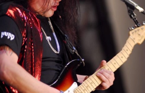 Хурд хамтлагийн Отгоо хайртай fender гитараасаа хагацах шахсан нь