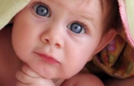 Ширүүн харцтай хүүхэд