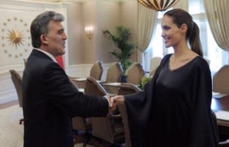 Анжелина Жолиг тагнуул гэж хардлаа