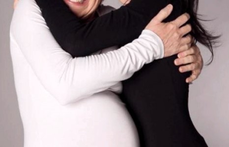 61 настай эмэгтэй охиныхоо хүүхдийг тээж төрүүлжээ