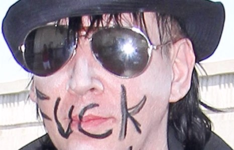  Мэрилин Мэнсон нүүрэн дээрээ хараалын үг бичжээ