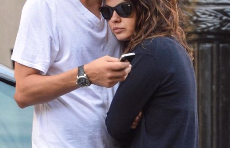 Эштон Катчер, Мила Кунис олны нүдэн дээр нялуурч байна