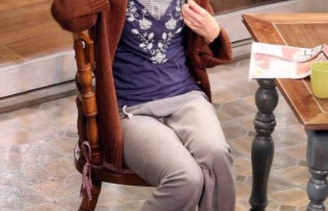 КЭТИ ХОЛМСЫН ШААХАЙТАЙ АВАХУУЛСАН ЗУРАГ ИНТЕРНЭТЭД ГАРАВ