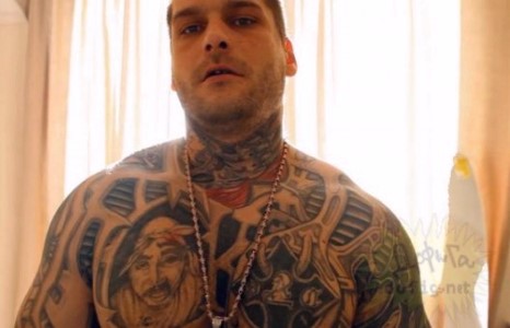 Нүдэндээ шивээс хийлгэсэн залуу