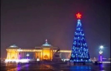 Э.Бат-Үүл талбайн сүлд модны гэрлэн чимэглэлийг асаана