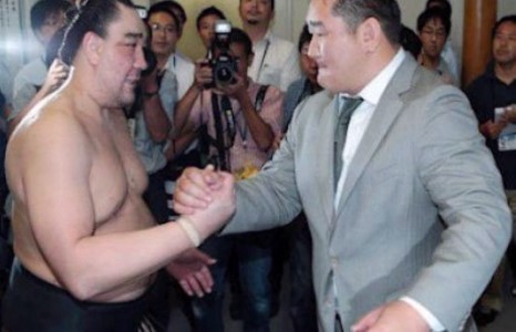 Их аварга Д.Давгадорж Харумафүжид Lexus-570 бэлэглэжээ