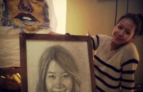 Цэлмүүний фэн нь өөрийнх нь хөргийг зурж бэлэглэжээ