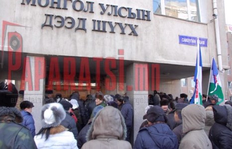  Энхбаярын шүүх хуралын үеэр дэмжигчид нь босч байна