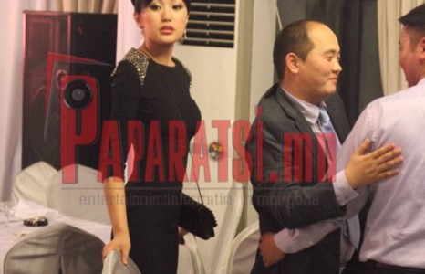 Хөтлөгч Гэрэлээ дугуй толиныхоо өмнө тормолзсоор...